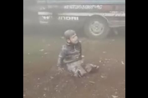 ''يا بابا شيلني'' ... يذكّر العالم بمجازر سوريا (صورة مؤثرة) ''يا بابا شيلني'' ... يذكّر العالم بمجازر سوريا (صورة مؤثرة)