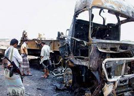 إنتحاري يفجر نفسه باليمن مستهدفاً وزير الدفاع