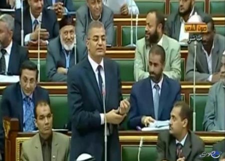 برلماني مصري يوجِّه سيلاً من الشتائم لأحمد شفيق واصفاً إياه بـ القاتل والسارق 