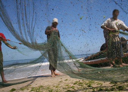 بحرية الاحتلال تعتقل ثلاثة صيادين في بحر رفح 