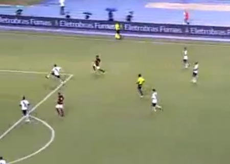 لاعب يهدر فرصة لا تضيع أمام المرمى
