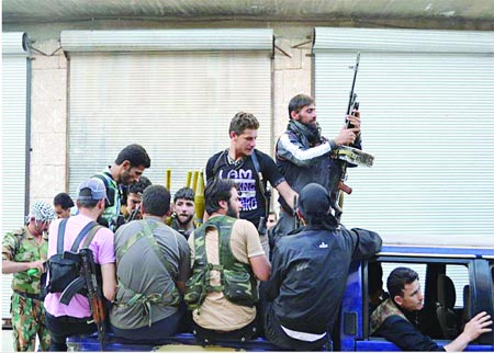 مقتل 15 عنصراً من القوات النظامية في اشتباكات في اللاذقية