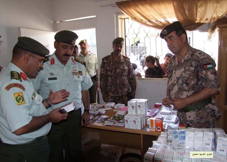 قيادة المنطقة العسكرية الشرقية تواصل توزيع طرود الخير بمناسبة الاعياد الوطنية 