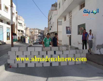 مواطن في الرمثا يغلق شارعا رئيسيا بجدار من الطوب ( صور ) مواطن في الرمثا يغلق شارعا رئيسيا بجدار من الطوب ( صور )