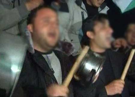 احتجاج بقرع الاواني امام قصر الرئاسة في الارجنتين