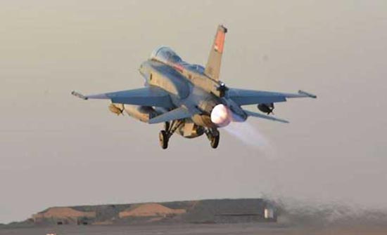 مقاتلات مصرية تدمر سيارات أسلحة على الحدود الليبية