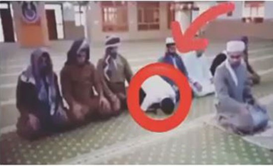 شاهد.. وفاة شاب أثناء الصلاة خلف الإمام شاهد.. وفاة شاب أثناء الصلاة خلف الإمام