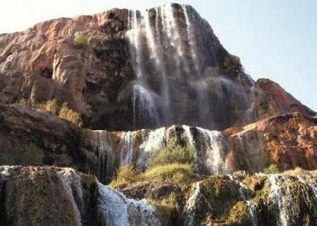 إعلاميون يطلعون على واقع الحمة الاردنية بعد هدمها  