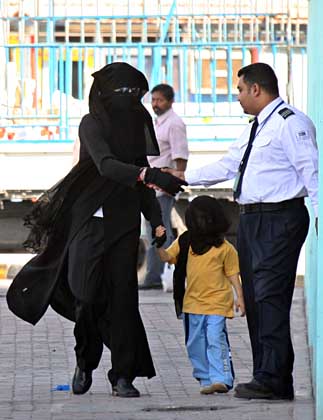 القبض على شاب حاول دخول منتزه للنساء متنكراً بزي امرأة