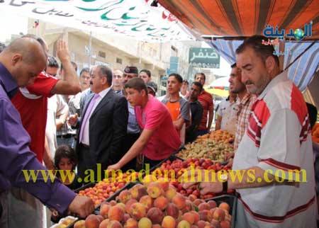 العتوم يحل مشكلة البسطات في الرمثا بعد أن أغلقوا السوق ( صور )