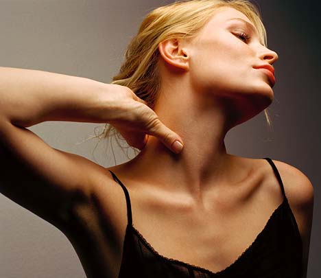 طقطقة الرقبة يمكن أن تسبب سكتة دماغية