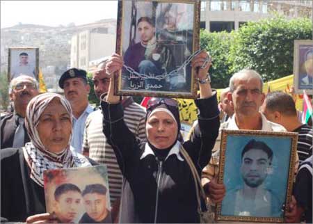 الأسرى يضربون تضامنا مع زملائهم