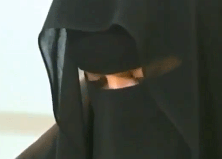 سعودي يطلق زوجته على الهواء مباشرة