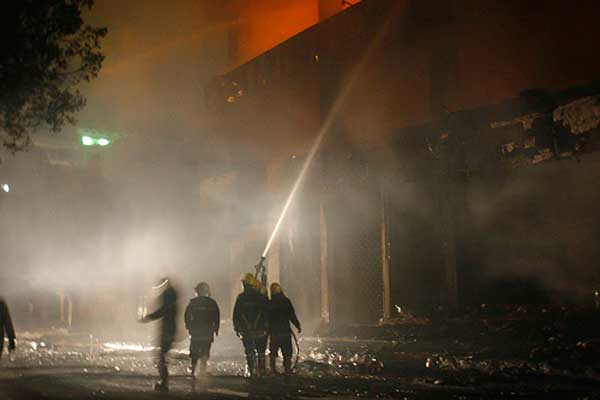 اخماد حريق في باحة مستودع اخشاب جنوب مدينة معان