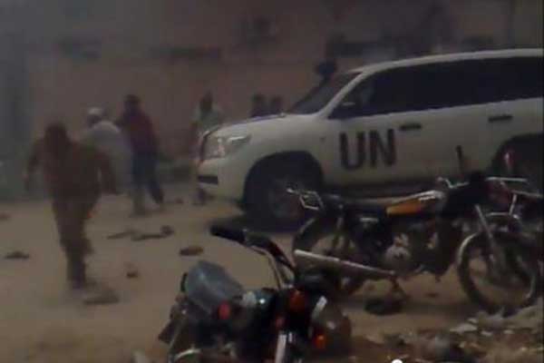 اشتعال النار في ثلاث سيارة لفريق المراقبين في الحفة قرب اللاذقية وإطلاق رصاص عليهم في أدلب 