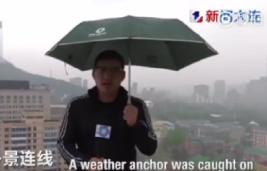 فيديو: لحظة تعرض صحفي لضربة برق