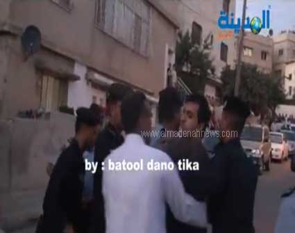 شاهدوا إلقاء القبض على قاتل عائلته في صويلح ونقل الجثامين ومسرح الجريمة ( فيديوهات حصرية بالمدينة نيوز – تحديث - ) شاهدوا إلقاء القبض على قاتل عائلته في صويلح ونقل الجثامين ومسرح الجريمة ( فيديوهات حصرية بالمدينة نيوز – تحديث - )