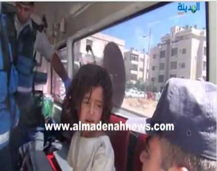 أب يغلق السيارة على أطفاله الثلاثة ويغادر والشرطة تنقذهم في الرمق الاخير ( فيديو حصري بالمدينة نيوز ) أب يغلق السيارة على أطفاله الثلاثة ويغادر والشرطة تنقذهم في الرمق الاخير ( فيديو حصري بالمدينة نيوز )