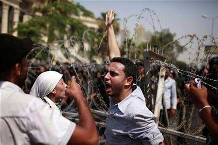 المحكمة الدستورية في مصر تبقي شفيق في سباق الرئاسة وتحل مجلس الشعب