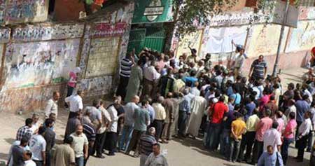 ملايين المصريين يختارون وحرب إلكترونية بين المؤيدين لكلا المرشحين