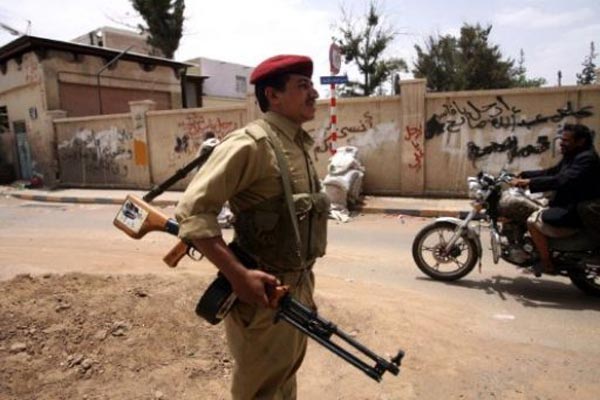 يمنيون: القاعدة كانت توفر الأمن في بلدة استعادها الجيش
