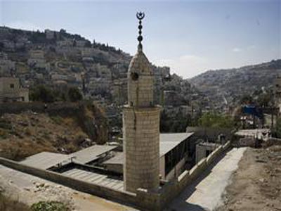 مستوطنون يشعلون النار في مسجد بالقدس  