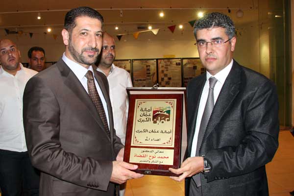 الأمانة :تسلم درعها للقضاة لدوره بنشر مفاهيم وقيم الاسلام السمحه