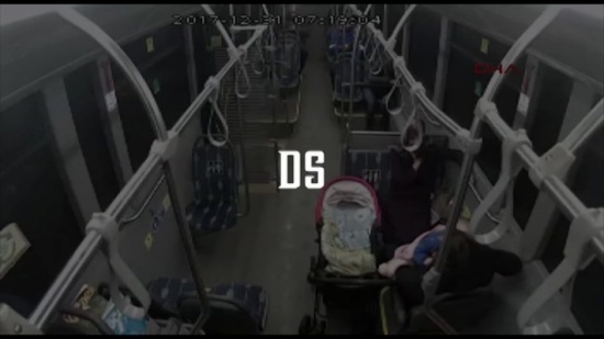 شاهد لحظة هلع بتركيا.. سائق باص ينقذ ابن العشرة أشهر ابتلع لسانه