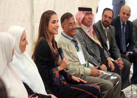 الملكة رانيا العبدالله تزور جمعية حبكا وتطلع على مشروعاتها 