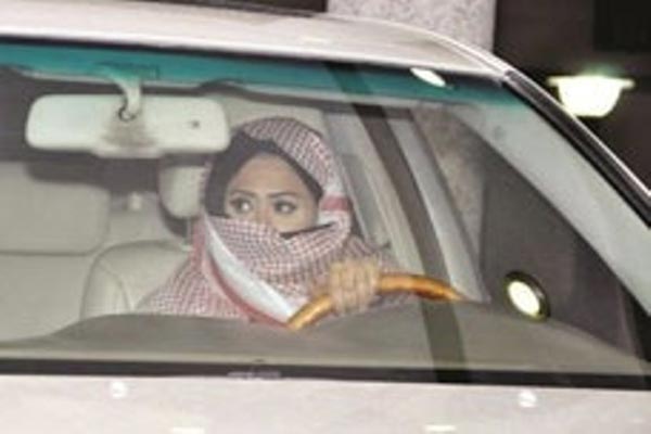 ممثلة بحرينية تتنكر بشماغ لتقود سيارة في شوارع السعودية