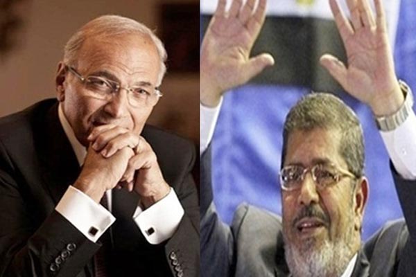 مرسي وشفيق يعلنان فوزهما والمصريون يملؤون التحرير