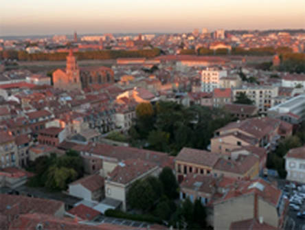 مسلح من القاعدة يحتجز رهائن في مصرف فرنسي