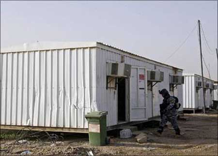 مصادرة وسائل بناء مظلات في طقس بلغت حرارته 56 درجة مئويه في معسكر ليبرتي