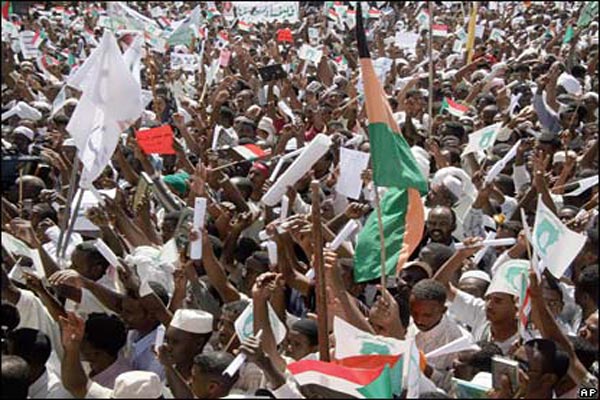 شهود: متظاهرون سودانيون يرددون "الشعب يريد إسقاط النظام"