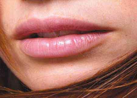 أكل شفة زوجته حتى لا تقبّل رجلاً بعده