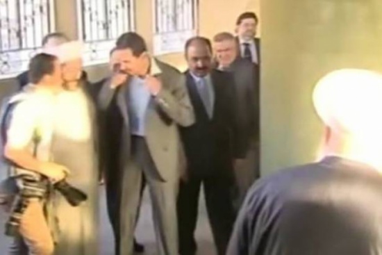 فيديو: ماذا طلب المصور من بشار الأسد في صلاة العيد؟