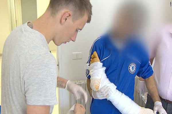 جندي أمريكي سابق يداوي جراح السوريين في لبنان