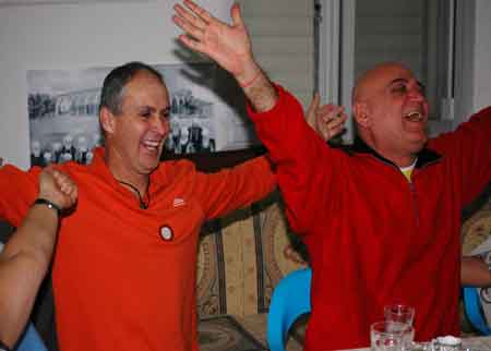 أعضاء نادى اليوجا الضاحكة يتسببون فى معاناة نفسية لجيرانهم