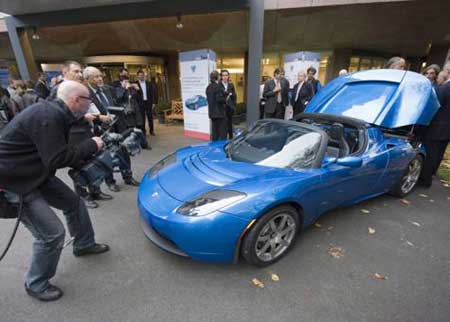 تسلا تطلق سيارة كهربائية رائدة