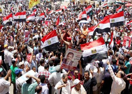 مصر: مظاهرة مؤيدة للمجلس العسكري وأخرى تعارض حُكم العسكر 