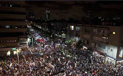 متظاهرون إسرائيليون يكسرون واجهات زجاجية ويسدون شوارع رئيسية مع تجدد الإحتجاجات الاجتماعية