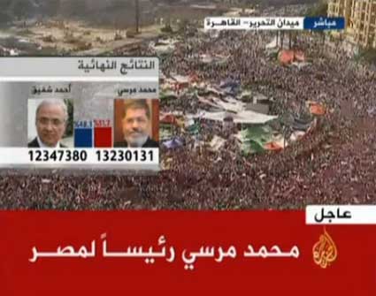 ردة فعل ميدان التحرير بعد إعلان مرسي رئيسا لمصر ( فيديو ) ردة فعل ميدان التحرير بعد إعلان مرسي رئيسا لمصر ( فيديو )