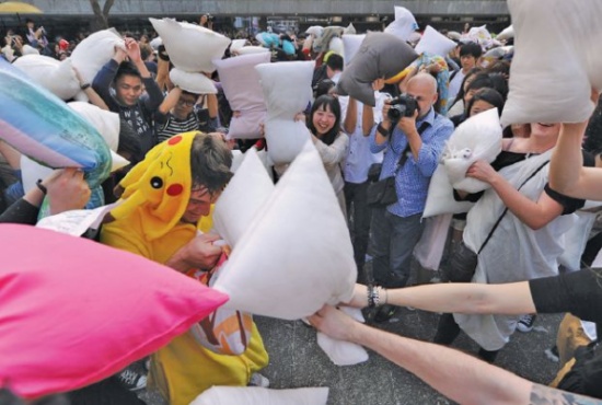 بالصور.. معركة بالوسائد وملابس النوم !