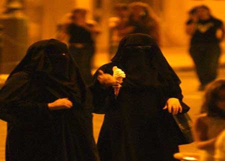 المتاجرة بصور نساء سعوديات وابتزازهن