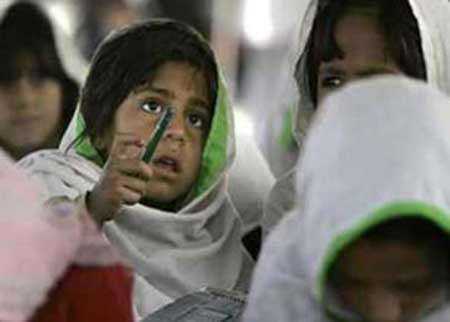 غازات سامة في أفغانستان لمنع الفتيات من التعليم 