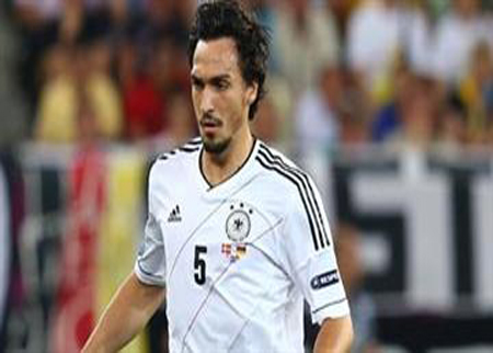 برشلونة يرغب بالتعاقد مع المدافع الألماني هوملز