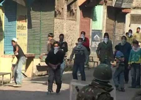 واشنطن بوست: اندلاع اشتباكات في كشمير الهندية بعد نشوب النار بضريح مسلم شعبي في سريناغار