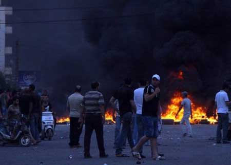 قناة الجديد تتعرض لاطلاق رصاص وإحراق دواليب في العاصمة اللبنانية 