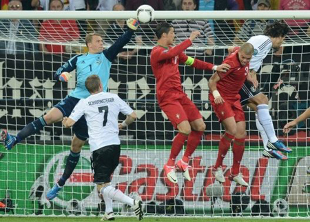 طاقم تحكيم تركي وآخر فرنسي لادارة مباراتي دور الاربعة ببطولة اوروبا