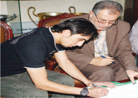 مهند ابراهيم يوقع للوحدات رسمياً